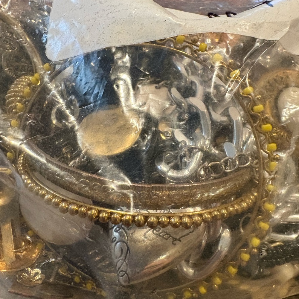 Mixed lot of unsearched vintage/modern jewelry, wearable & craftable. Bag #44 - Picture 3 of 4